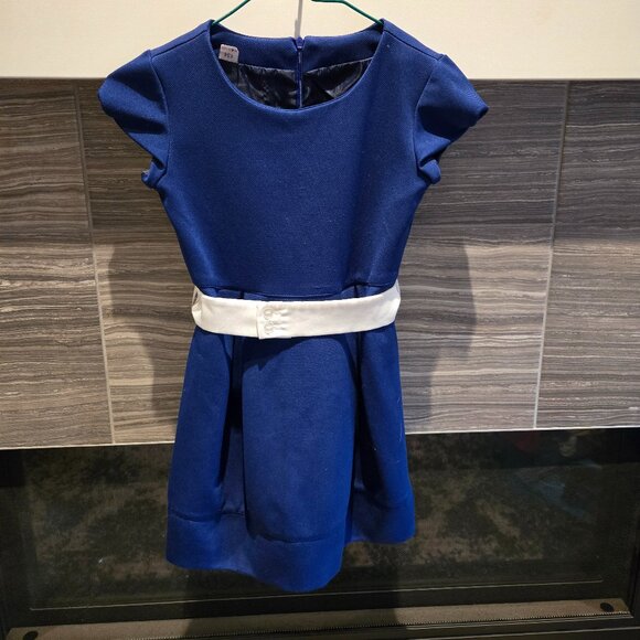 Girls Blue Cap Sleeve Dress with White Belt Size 6 - Picture 1 of 4